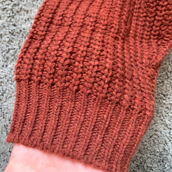 Wavy Hemmed Cropped Sweater with Buttons - Picture 5 of 5